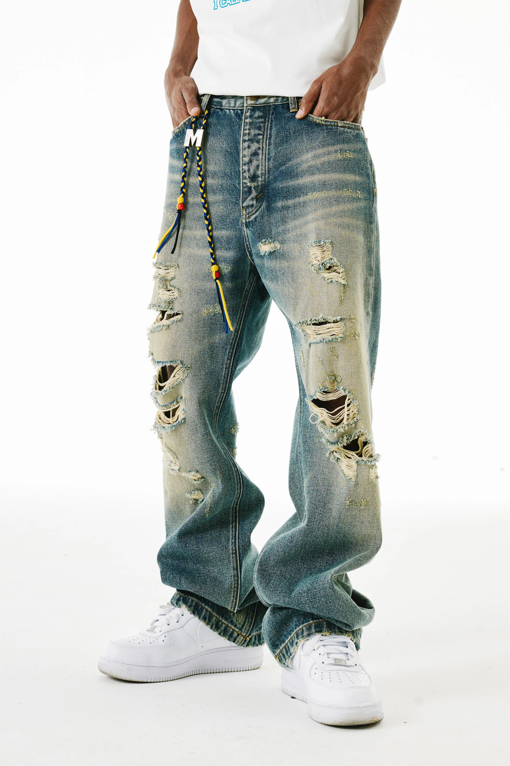 MEDM WASHED DISTRESSED JEANS